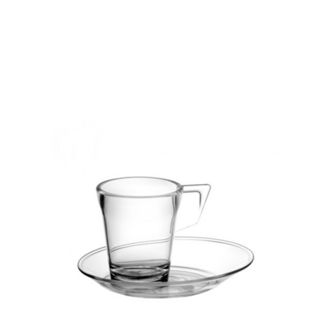 Taza de café con platillo en la PC