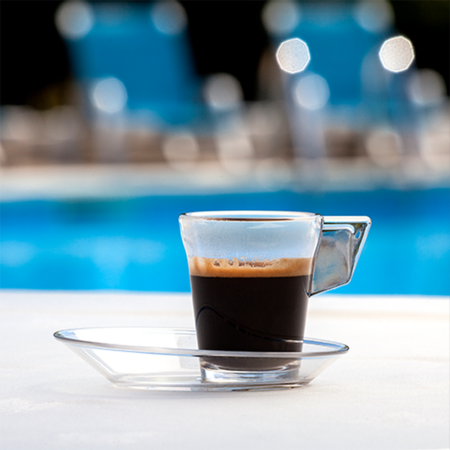 Taza de café con platillo en la PC