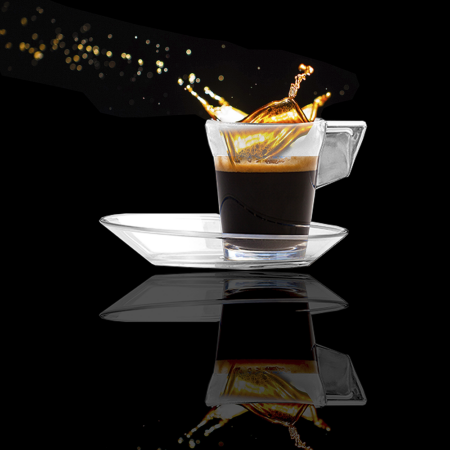 Taza de café con platillo en la PC