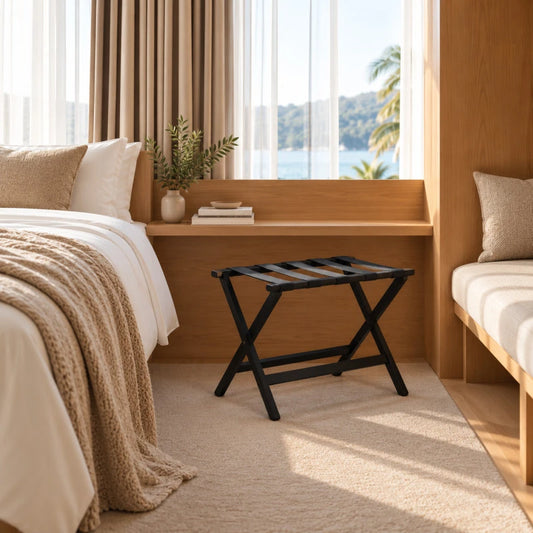Suporte de malas em madeira escura num quarto de hotel