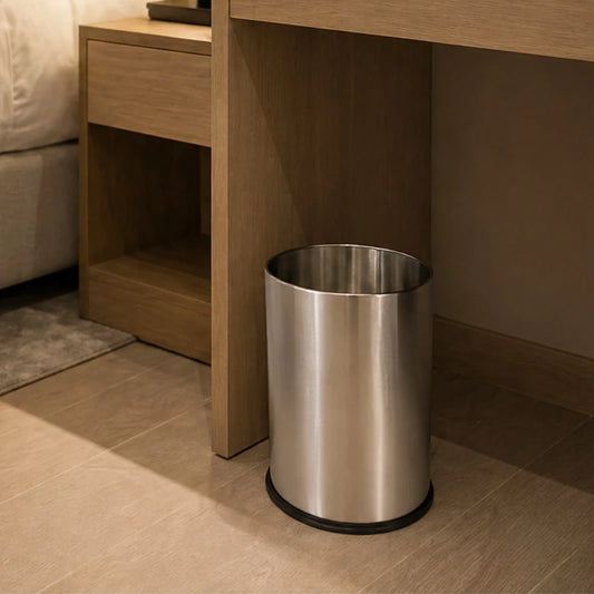 Papeleira inox de 9 litros num quarto de hotel