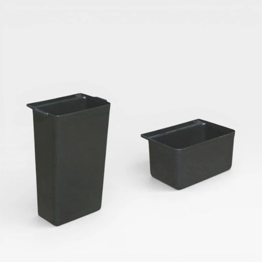 Detalhe da bandeja em polipropileno preto para carrinho profissional