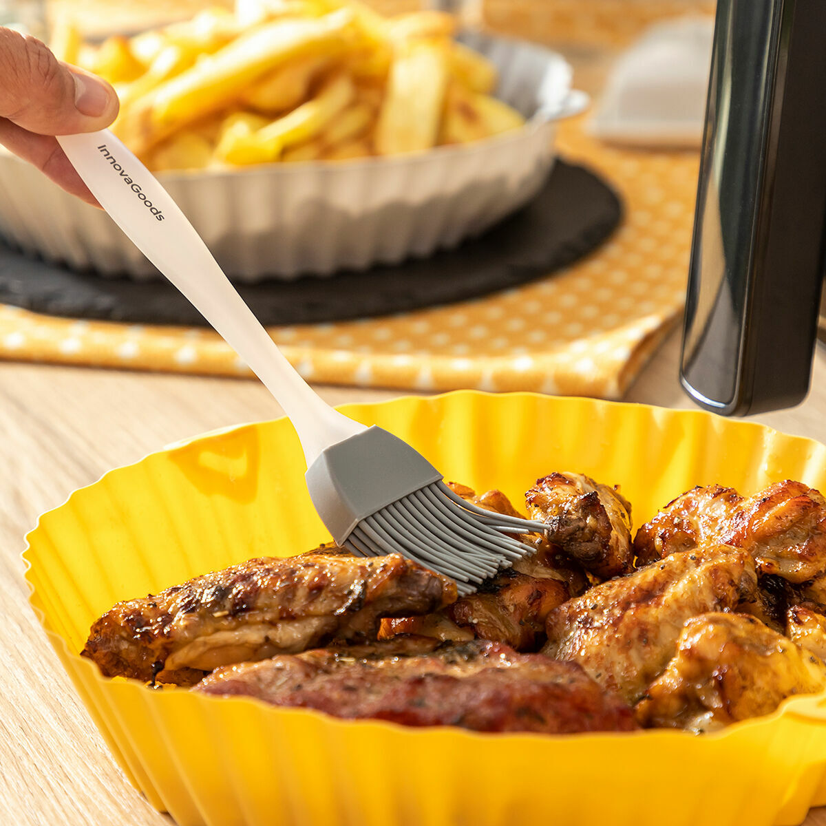 Conjunto de 4 Formas de Silicone para Air Fryer com Pegas e 2 Pincéis Mollicon