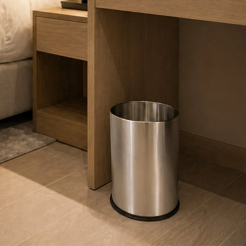 Papeleira inox de 9 litros num quarto de hotel